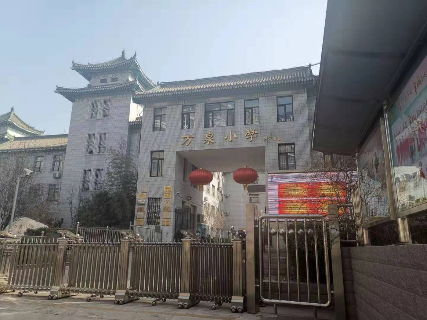 按往年招生简章 ,小南庄社区划片的学校为万泉小学,因此,在此购房的人群,很多是为了孩子上学。