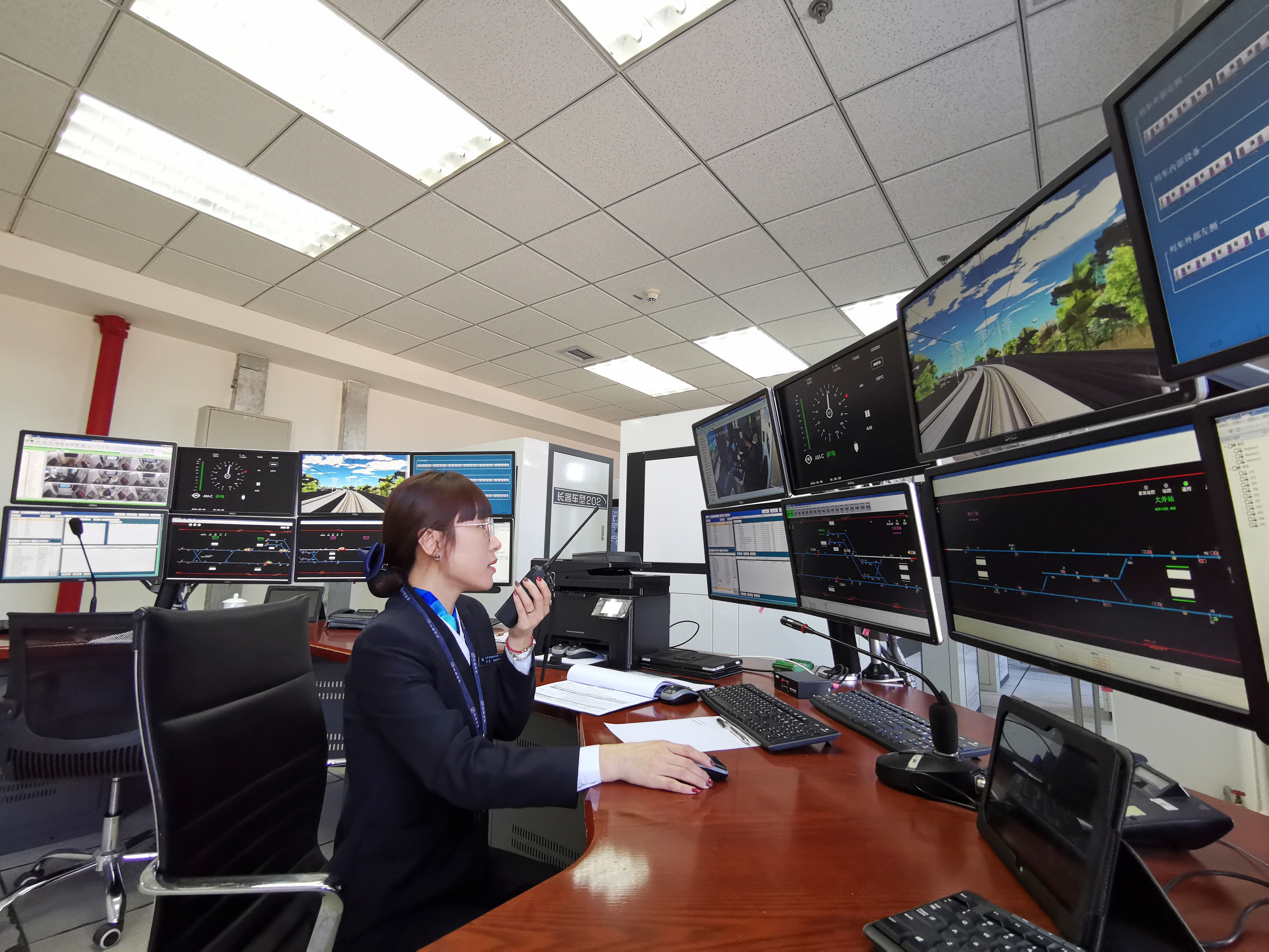 京港地铁首批女地铁司机侯倩九年来带出徒弟近千人