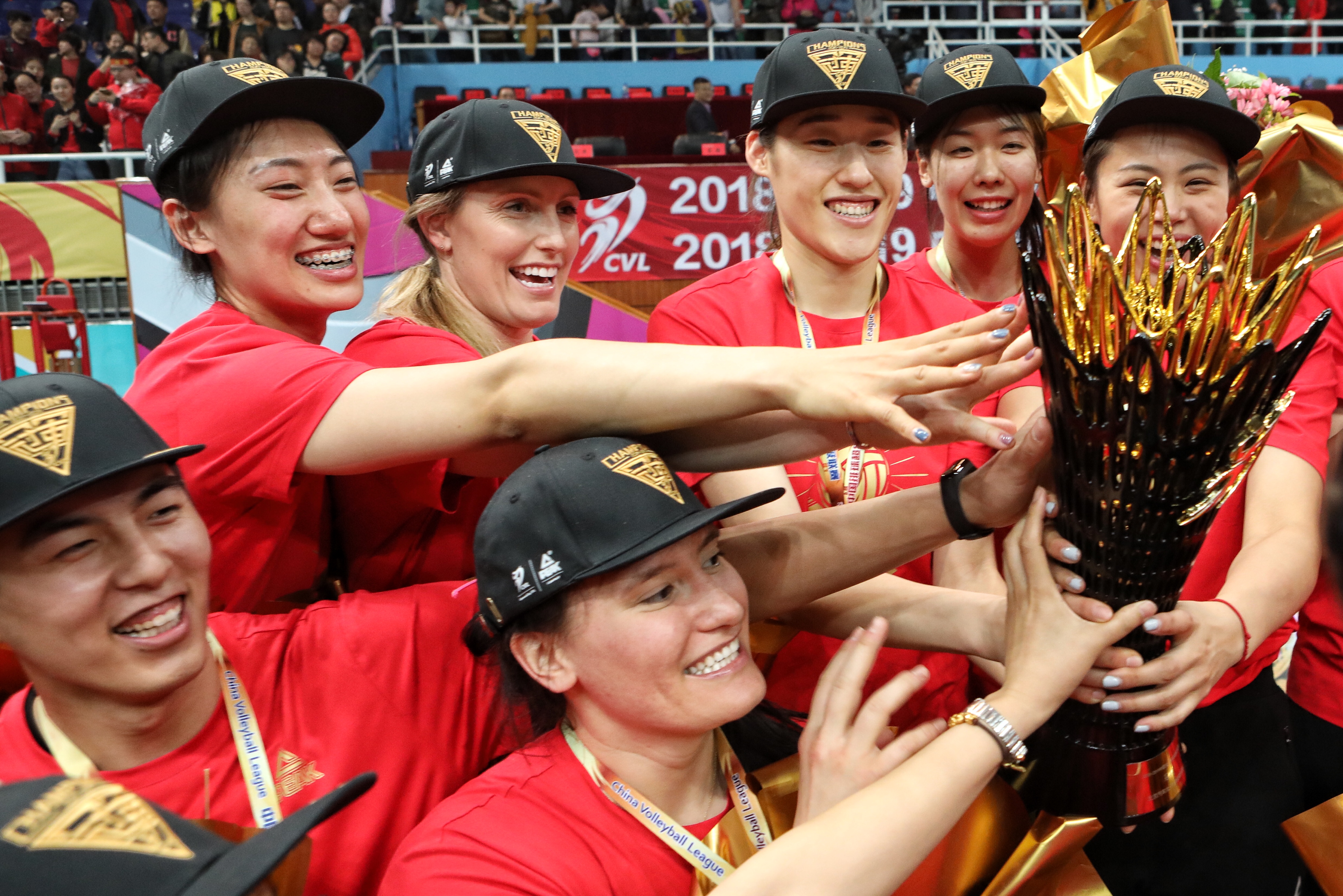 北京女排队员兴奋地举起奖杯