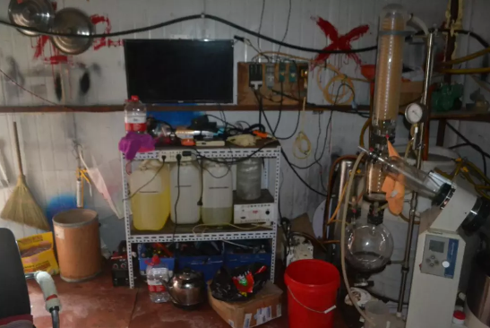 为重拾财富,自2015年起,刘某刚开始在网络上学习制毒方法,一年多时间里,他前前后后跟好几个制毒师傅学习制毒方法,支付了巨额“学费”,逐渐掌握了制毒工艺。