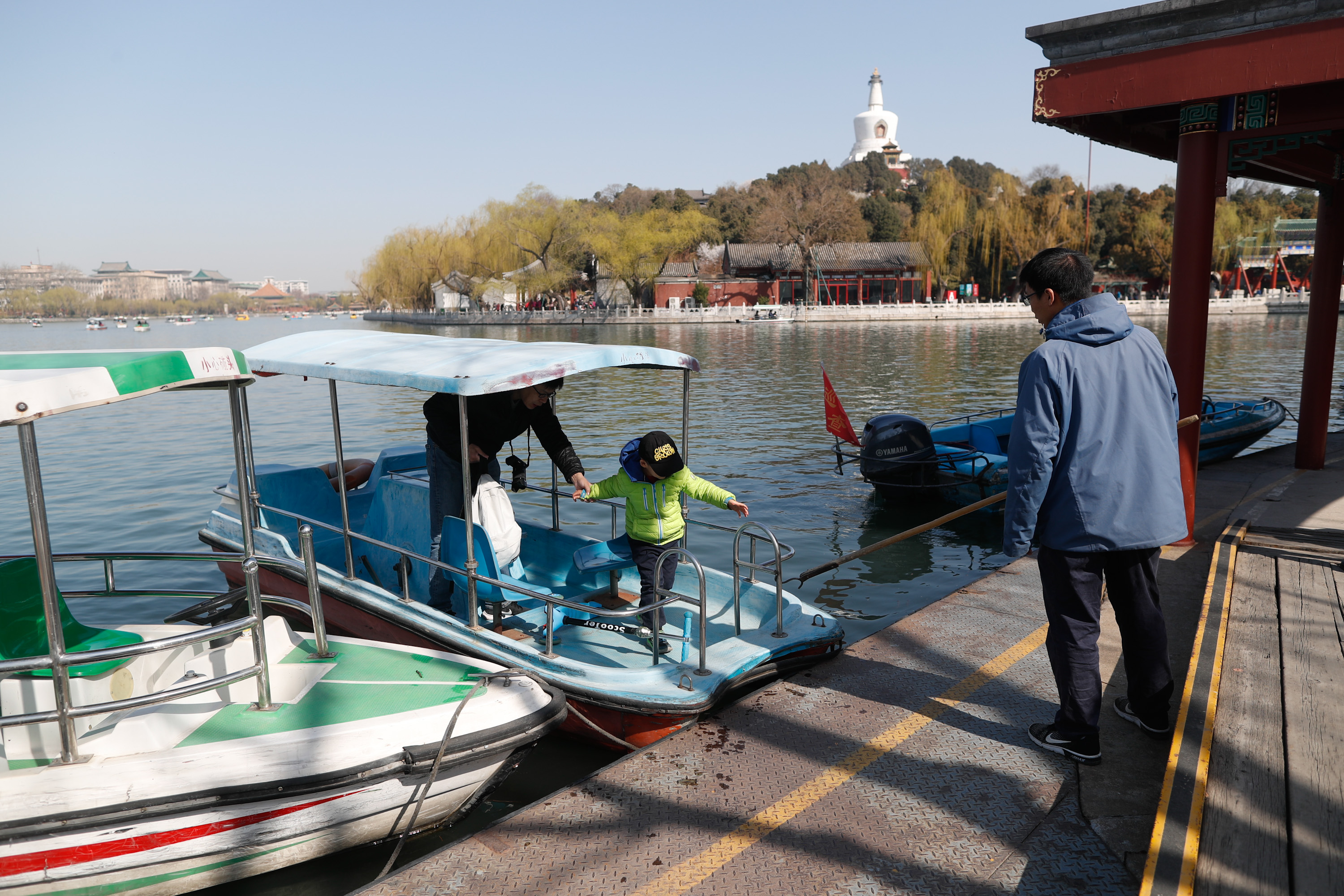 北海公園遊船今起開航本週末迎遊客蕩起雙槳