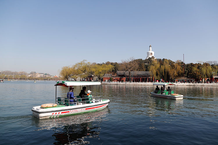 遊客在北海公園南碼頭排隊登船.