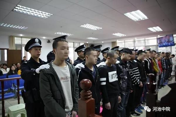 凌晨大街上聚众斗殴持刀对打 广西19人受审获刑