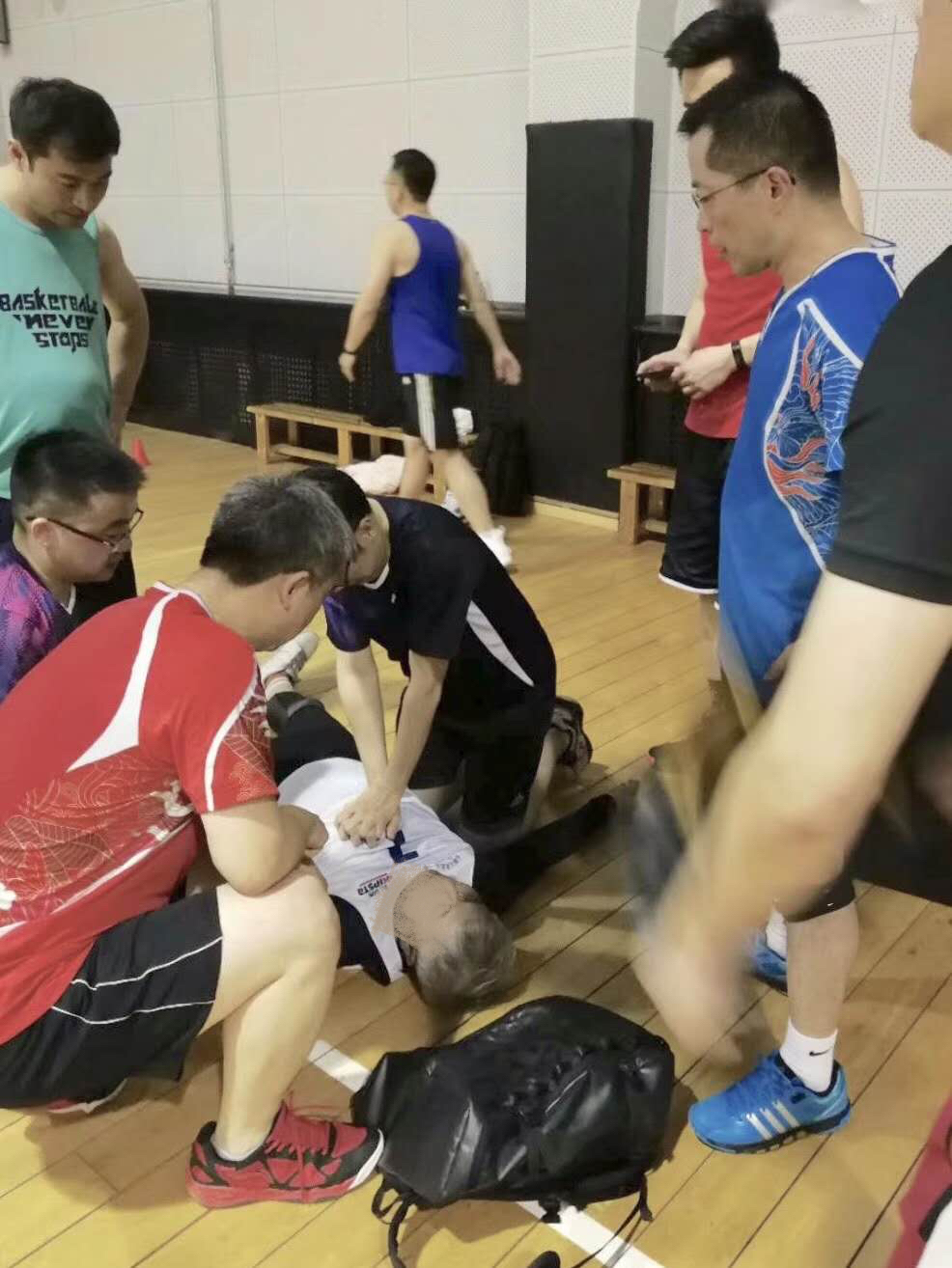 北京协和医生打球遇男子心脏骤停施救呼吁普及急救常识