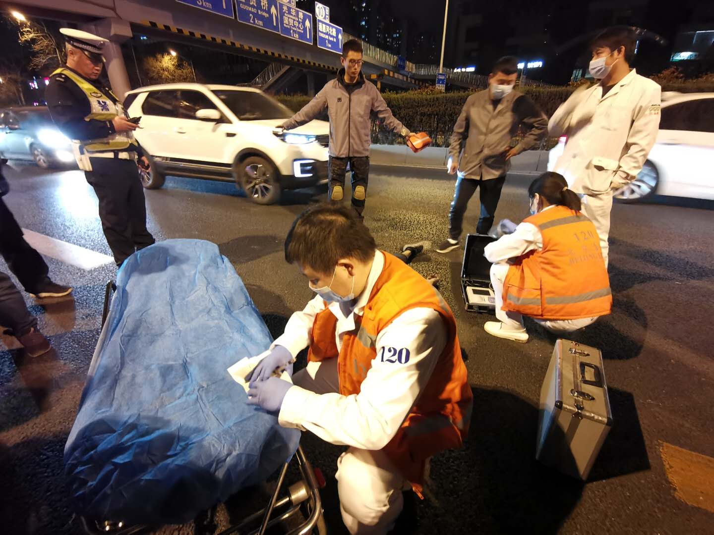 今晚东三环一男子从过街天桥跳下砸中汽车当场身亡