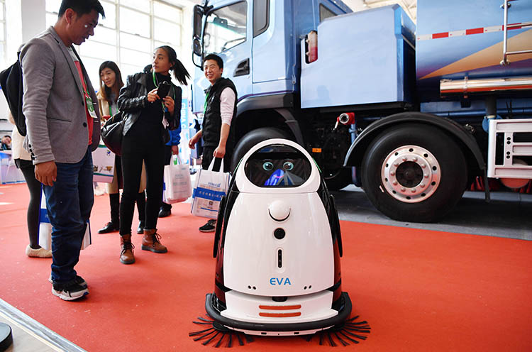 环卫机器人,治霾水炮 多种环保高科技产品亮相