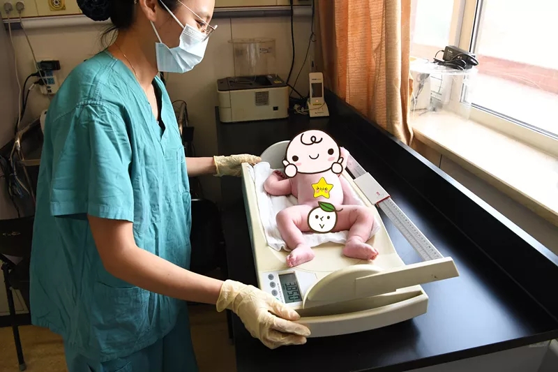 大陆首例试管婴儿出生 男婴体重3850克