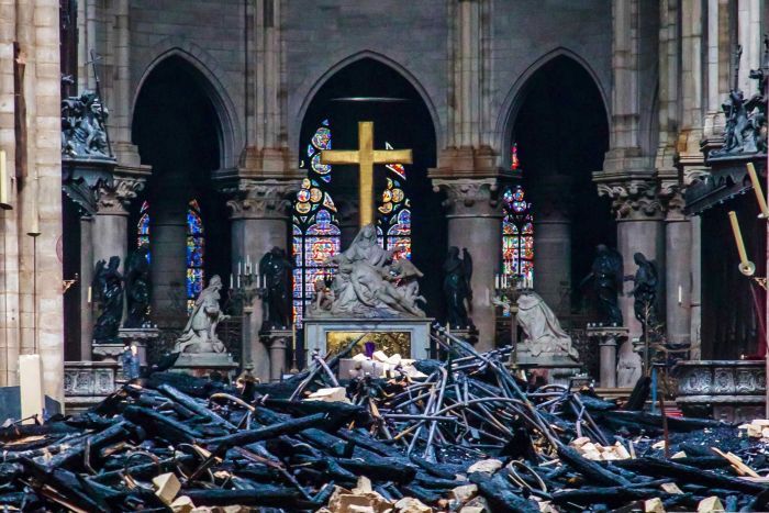 巴黎圣母院火灾：警报响了23分钟，找不...