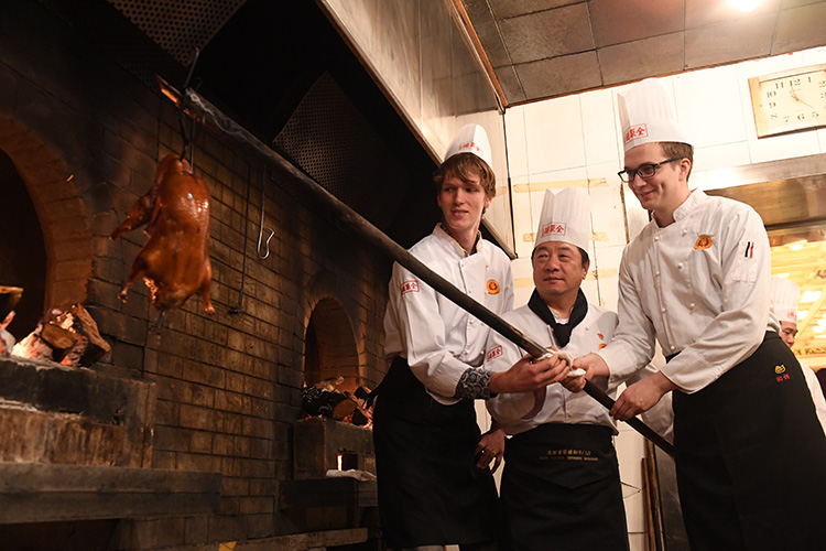 全聚德和平门店40周年 留学生客人学片烤鸭