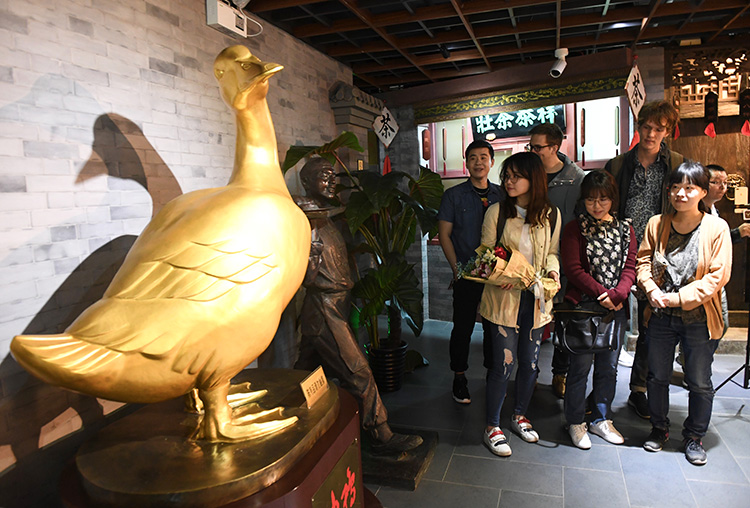 全聚德和平门店40周年 留学生客人学片烤鸭