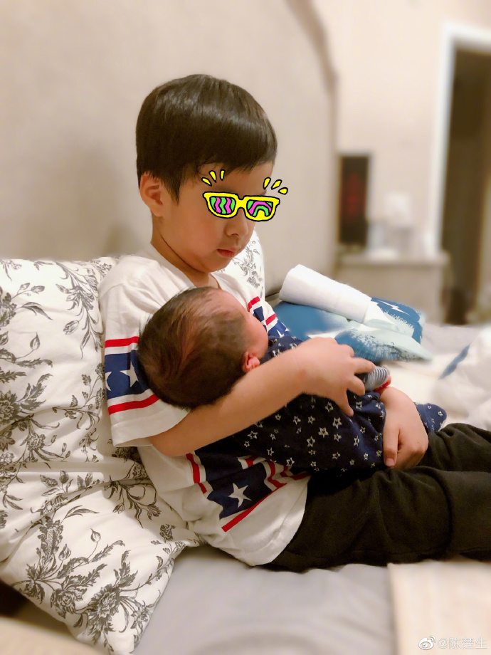 陈楚生二胎得子取名aiden,晒出大儿子抱弟弟照片