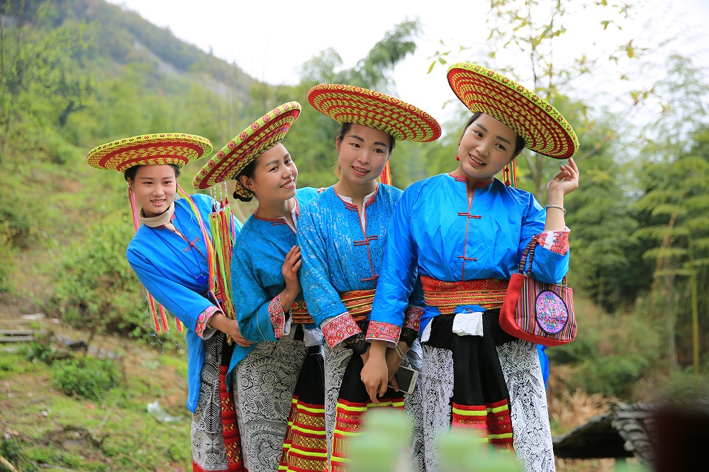 邵阳隆回瑶族女子服饰独特,色彩艳丽,女性挑花技艺精湛,被称为"花瑶.