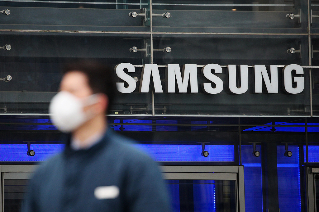 三星电子称,虽然新推出的GalaxyS10智能手机销量稳健,但内存芯片和显示器的疲软令第一季度盈利受压。其中,显示面板业务第一季度亏损0.56万亿韩元。
