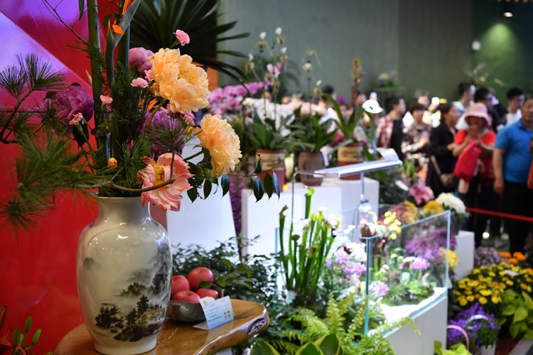 世园会迎游客高峰 排队打卡中国馆北京展区