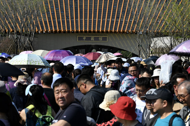 世园会迎游客高峰 排队打卡中国馆北京展区