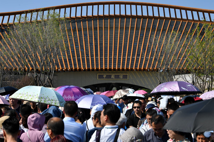 世园会迎游客高峰 排队打卡中国馆北京展区