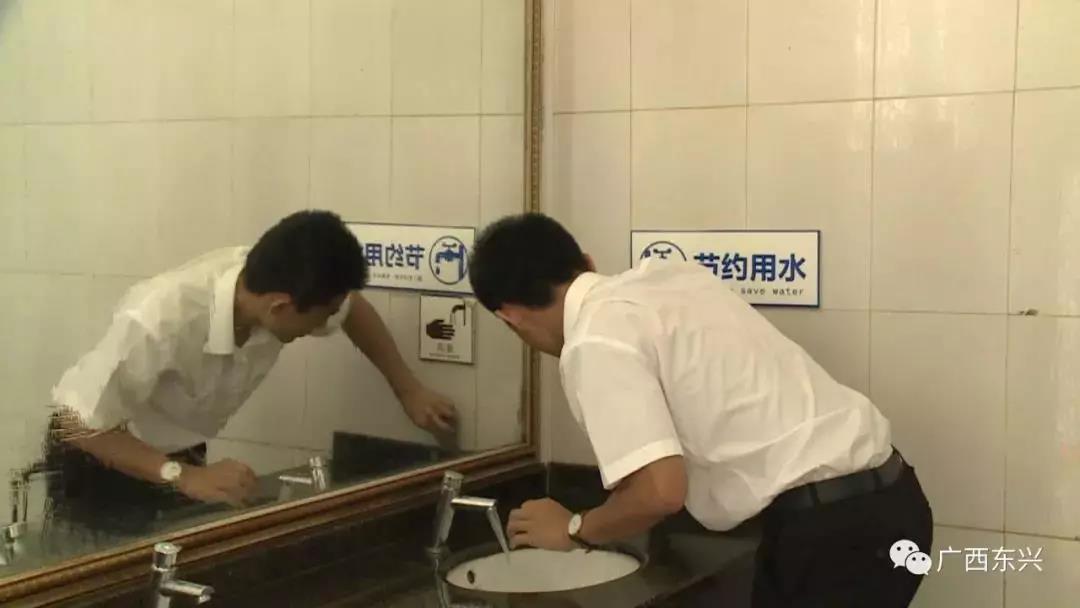 公厕被检查出“有异味” 旅游局长被罚扫厕所