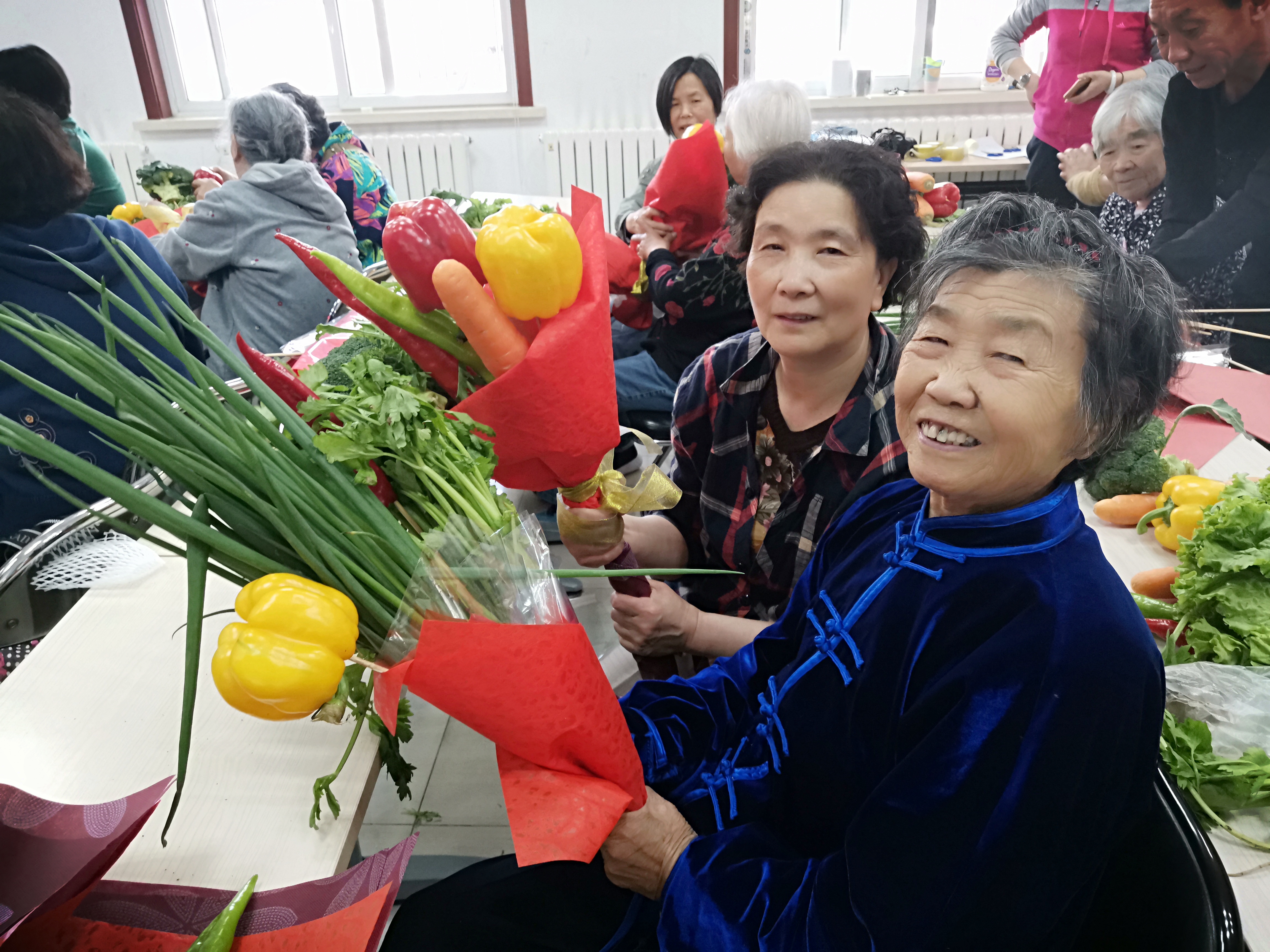 迎母亲节北京一社区组织妈妈扎蔬菜花束送神秘祝福 国内 新京报网