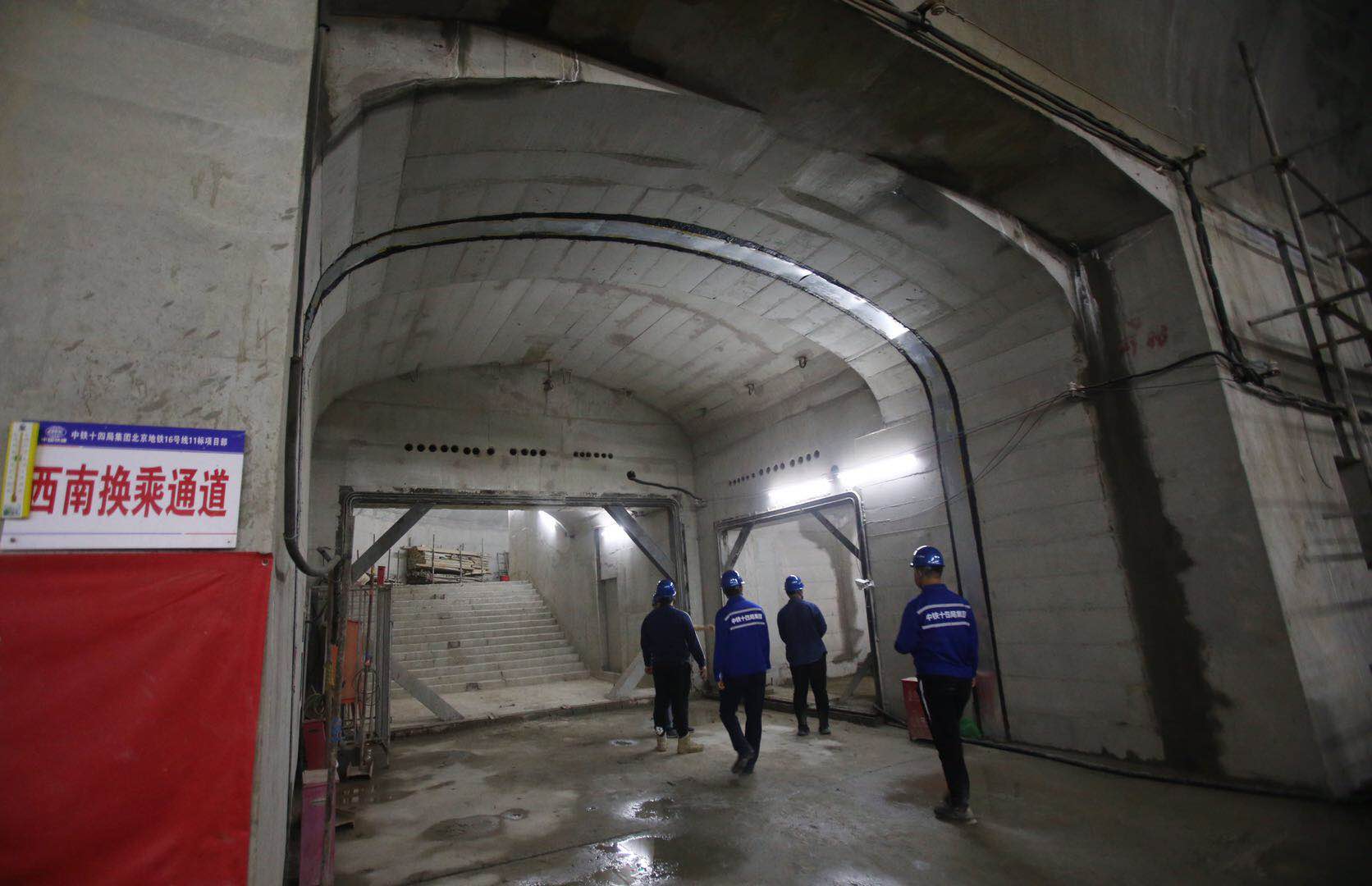 苏州街站站厅层共设4组"f"形换乘通道,换乘10号线平均用时1分钟.