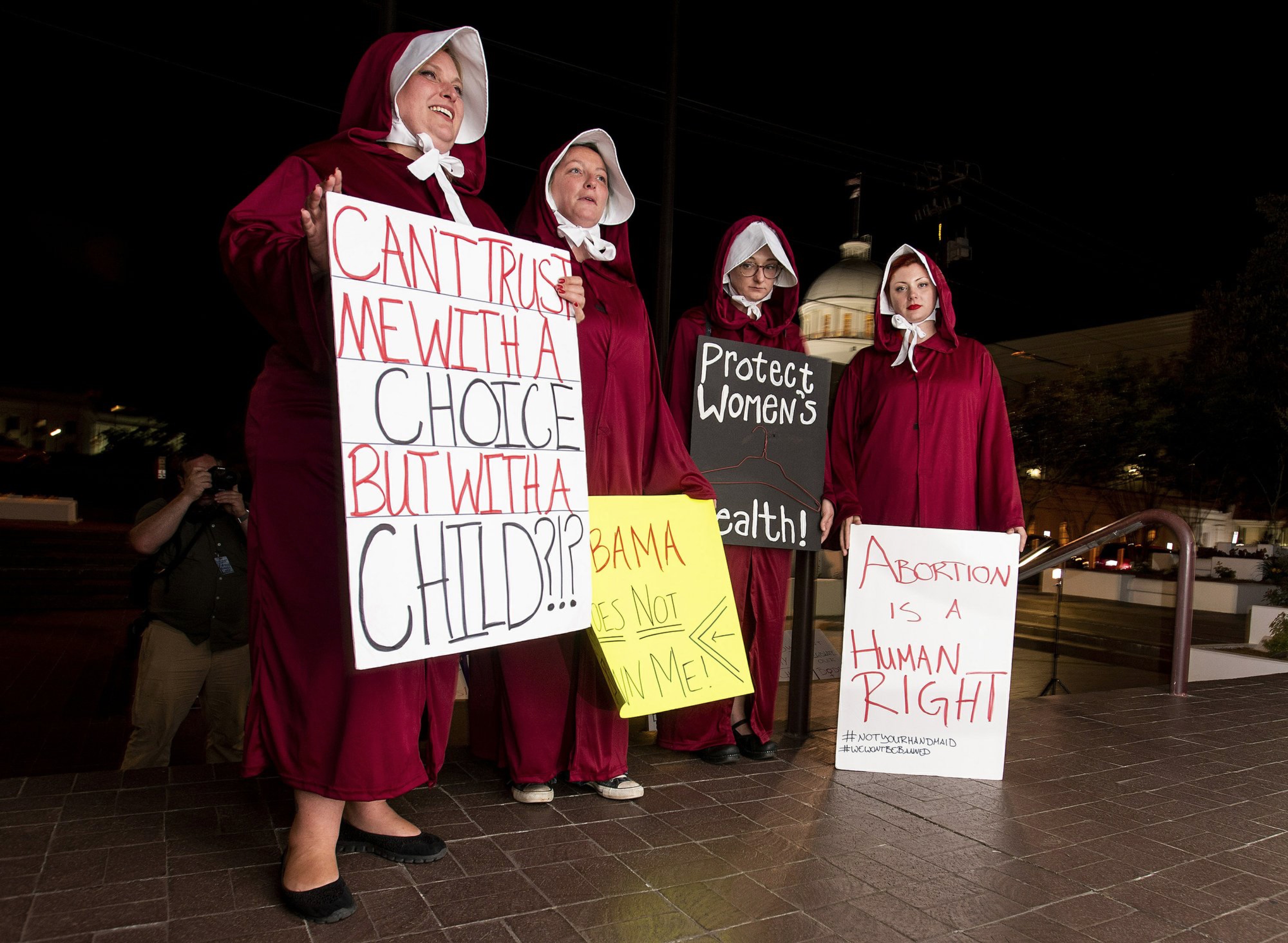 “最严苛堕胎法”惹众怒 美国多地爆发抗议活动
