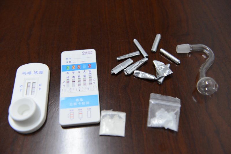 当场缴获的冰毒和海洛因,共1.7克。警方供图