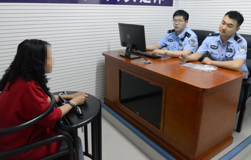 涉嫌携带毒品的当事人。警方供图