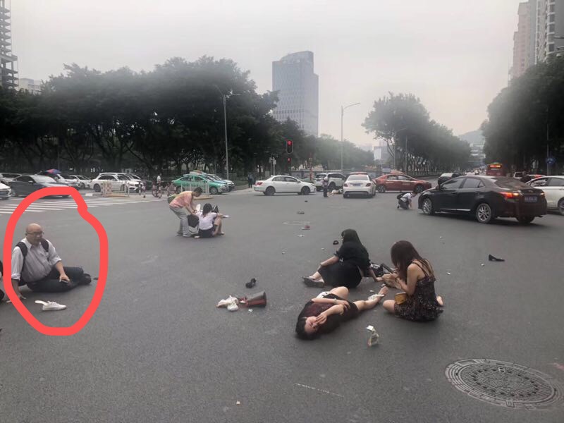 广州交通事故中香港公职人员被指碰瓷 同事：确受伤送医