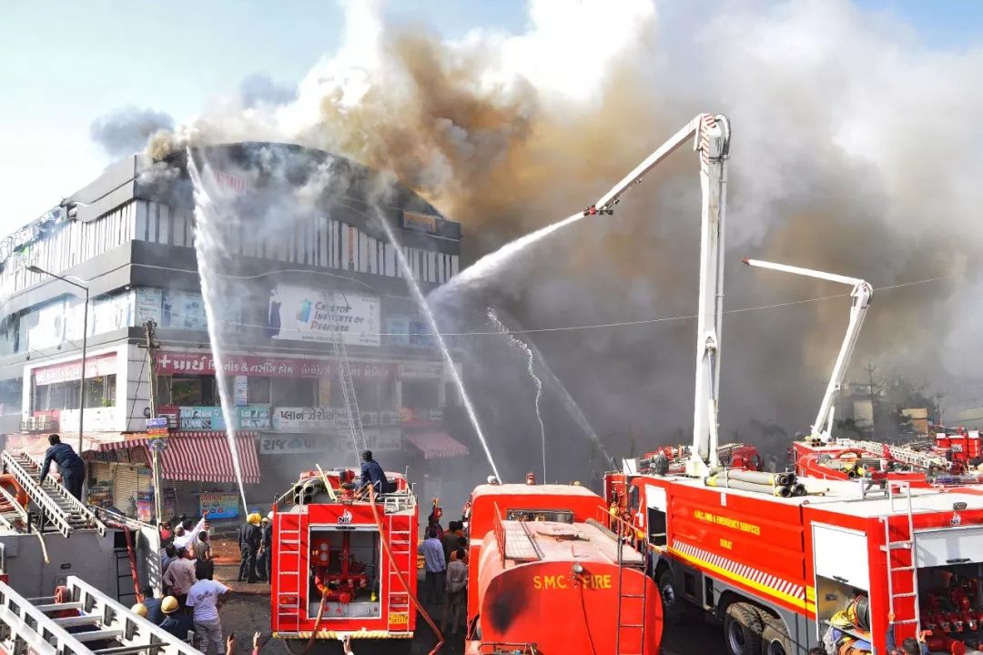 印度一培训中心发生火灾致22人遇难