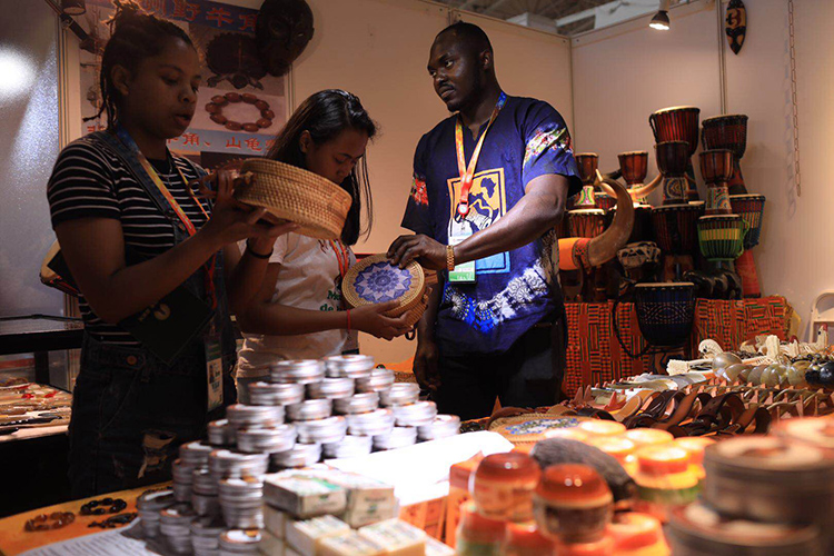 观众挑选加纳共和国驻华大使馆展位的特色商品.