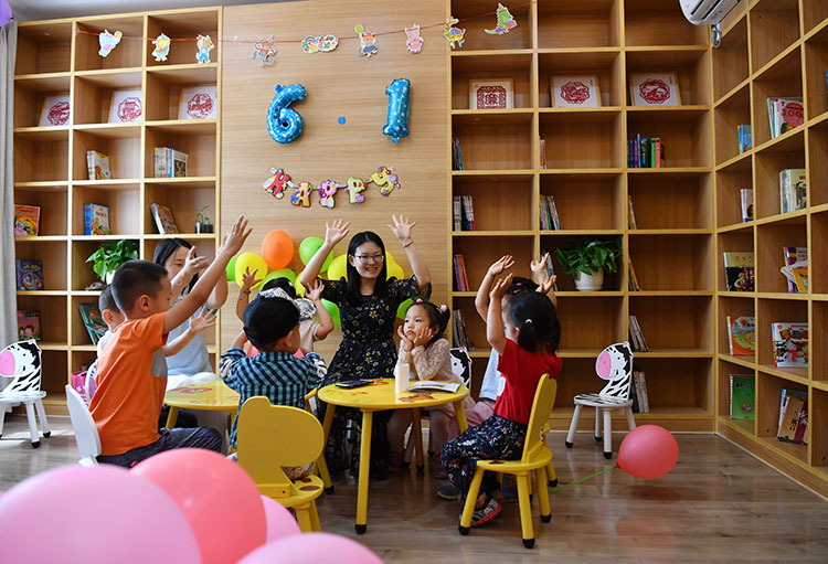 在新落成的胜利街道妇女儿童活动中心,老师和孩子们做音乐游戏.