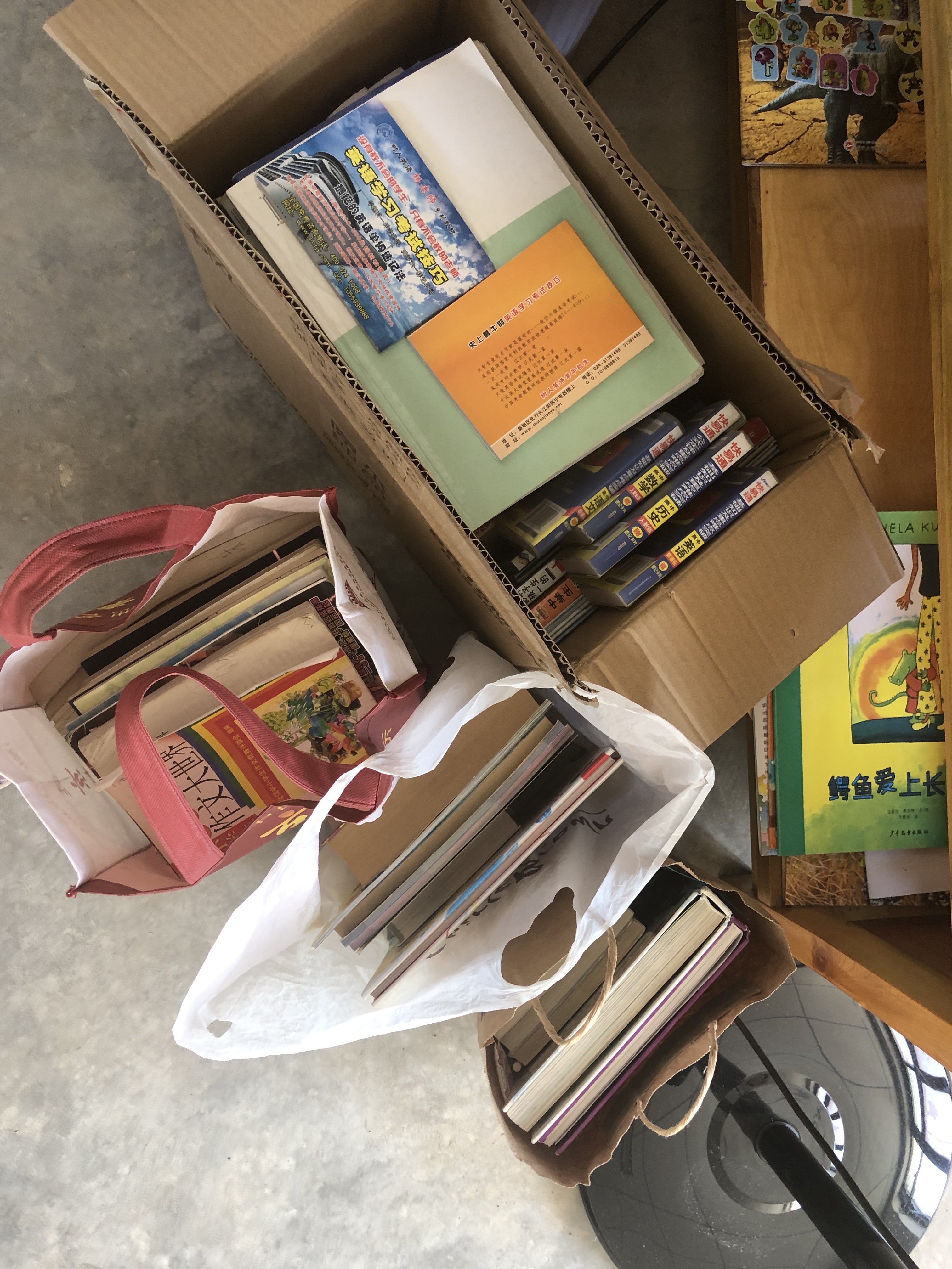 爱心人士捐赠的爱心书籍.新京报记者 张静姝 摄