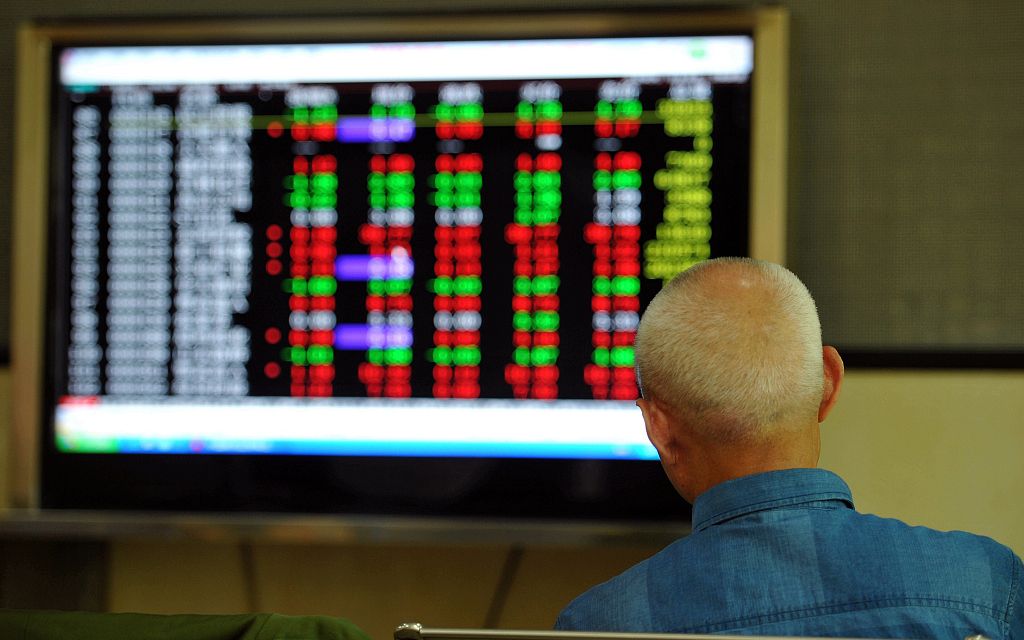 6月10日,a股三大股指全线收涨,股民在交易大厅关注行情.