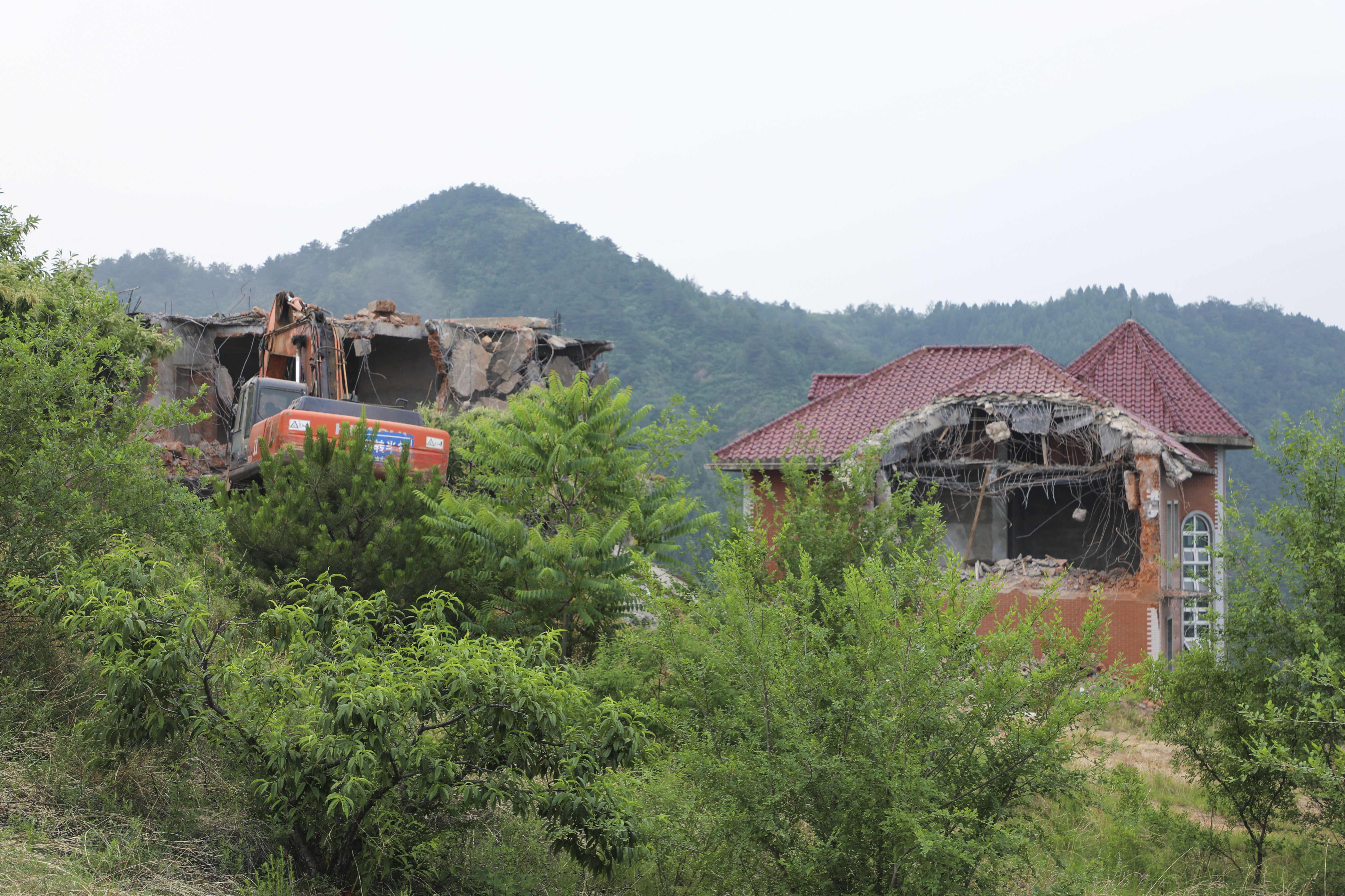 密云拆除沙厂水库附近18栋违建"别墅"