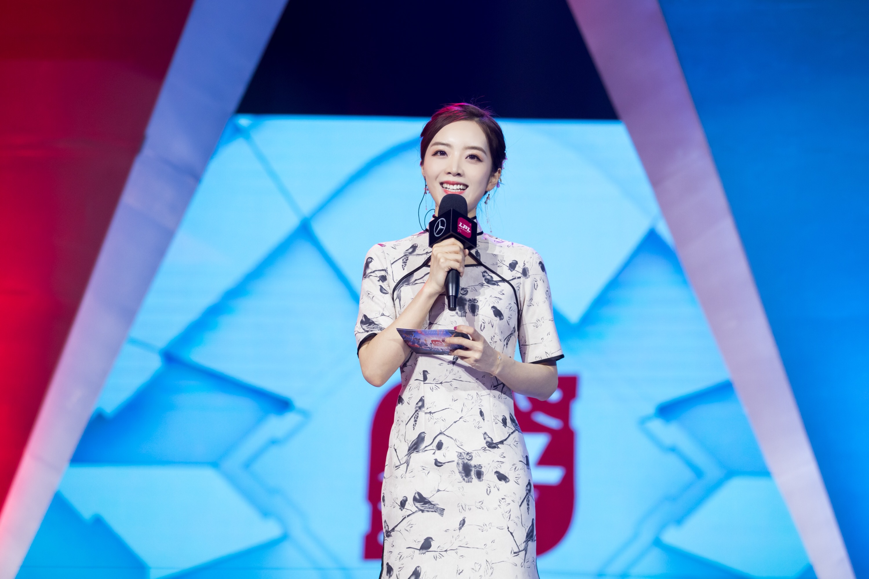 英雄联盟女神主持余霜回眸一笑百媚生多图