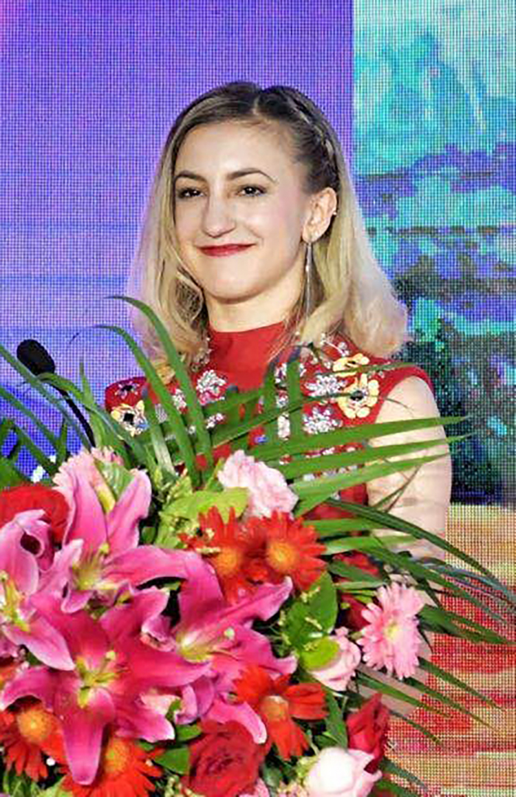 美国双语主持人于中美主持发布会.