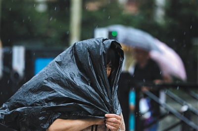 躲雨表情包图片