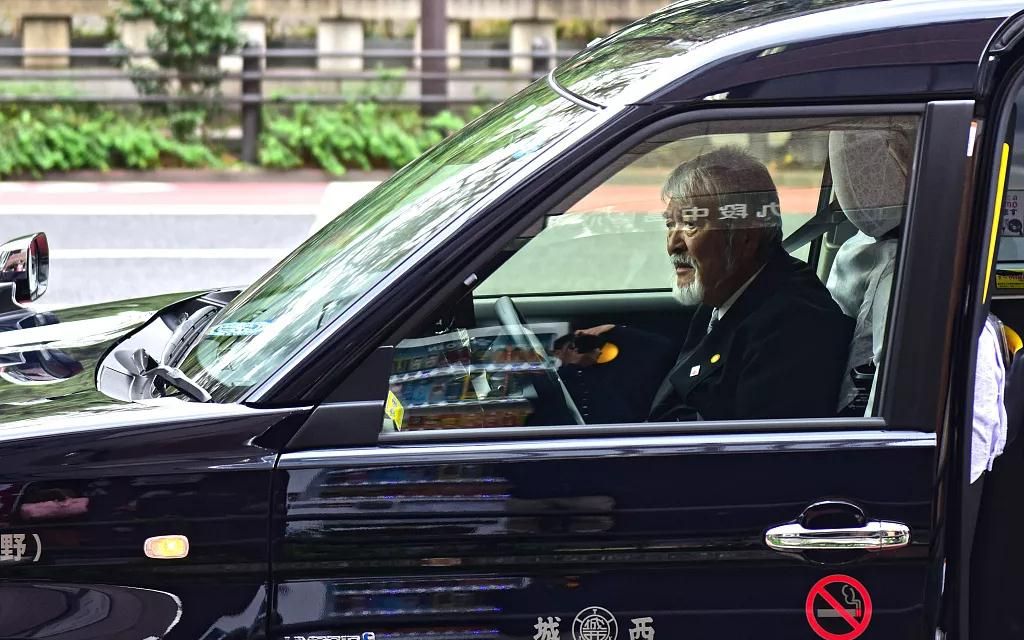 日本政府正計劃推出新的駕駛證系統,要求75歲以上的駕駛員在續簽駕照