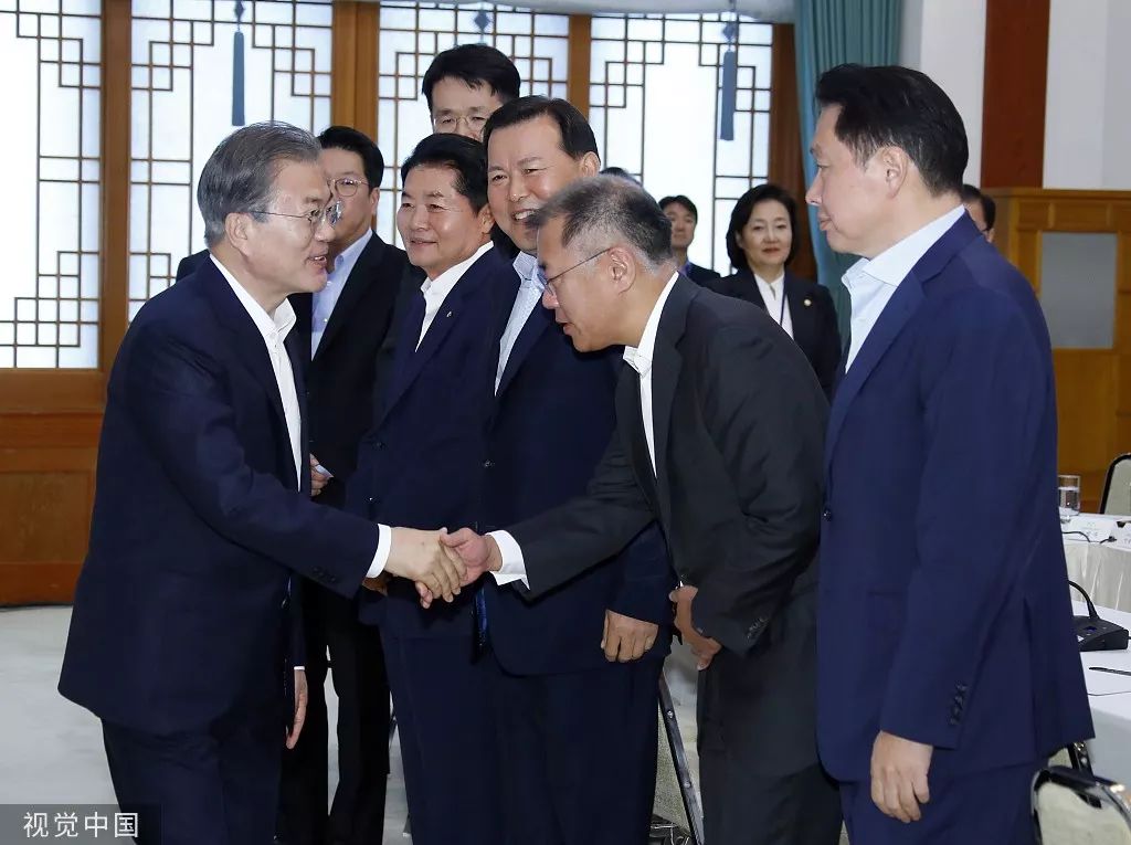 7月10日，韩国总统文在寅同韩国主要大企业集团总裁举行恳谈会。图片来源／视觉中国