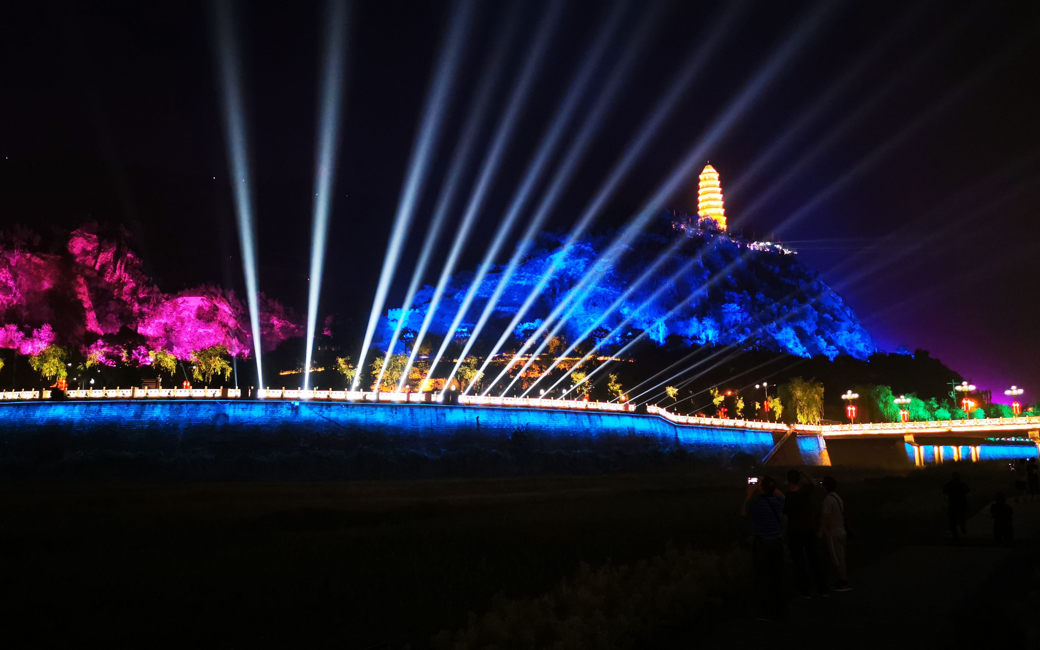 采风丨红色旅游迎旺季延安宝塔山灯光秀游人如织