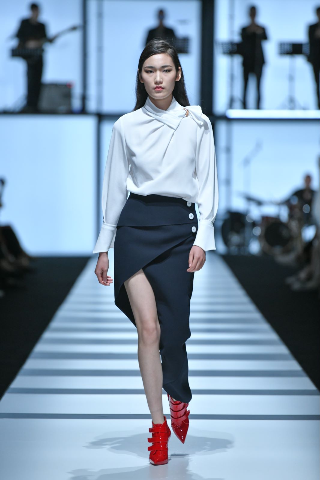 致敬上世纪60年代,吕燕"寻味"精致复古风