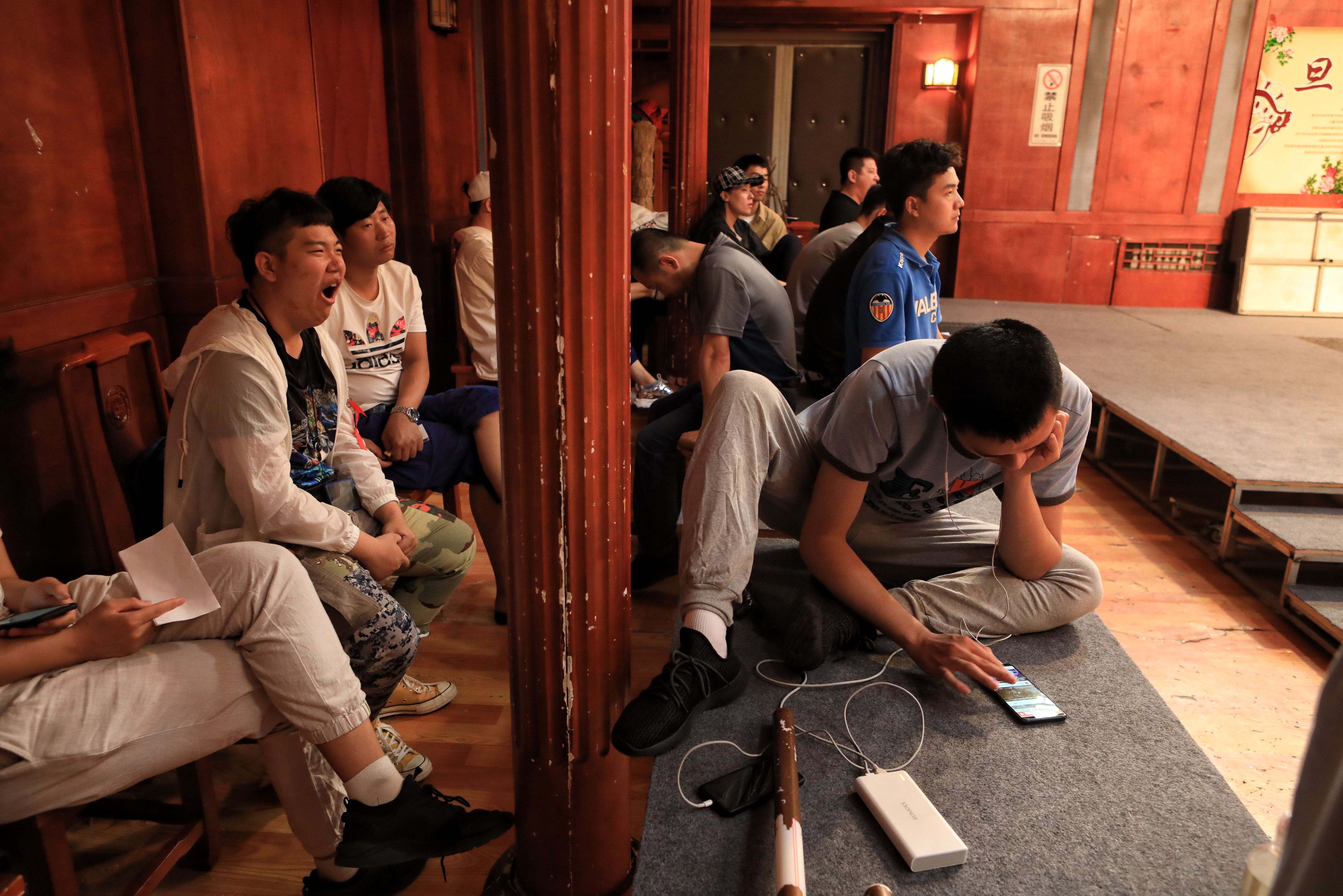 排练现场候场的年轻人.新京报记者王嘉宁摄