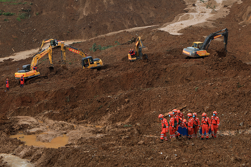 贵州水城山体滑坡持续救援 多辆挖掘机进场 |组图