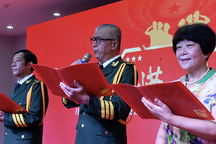 演员们表演配乐诗朗诵《我们不会忘记——老兵礼赞》.