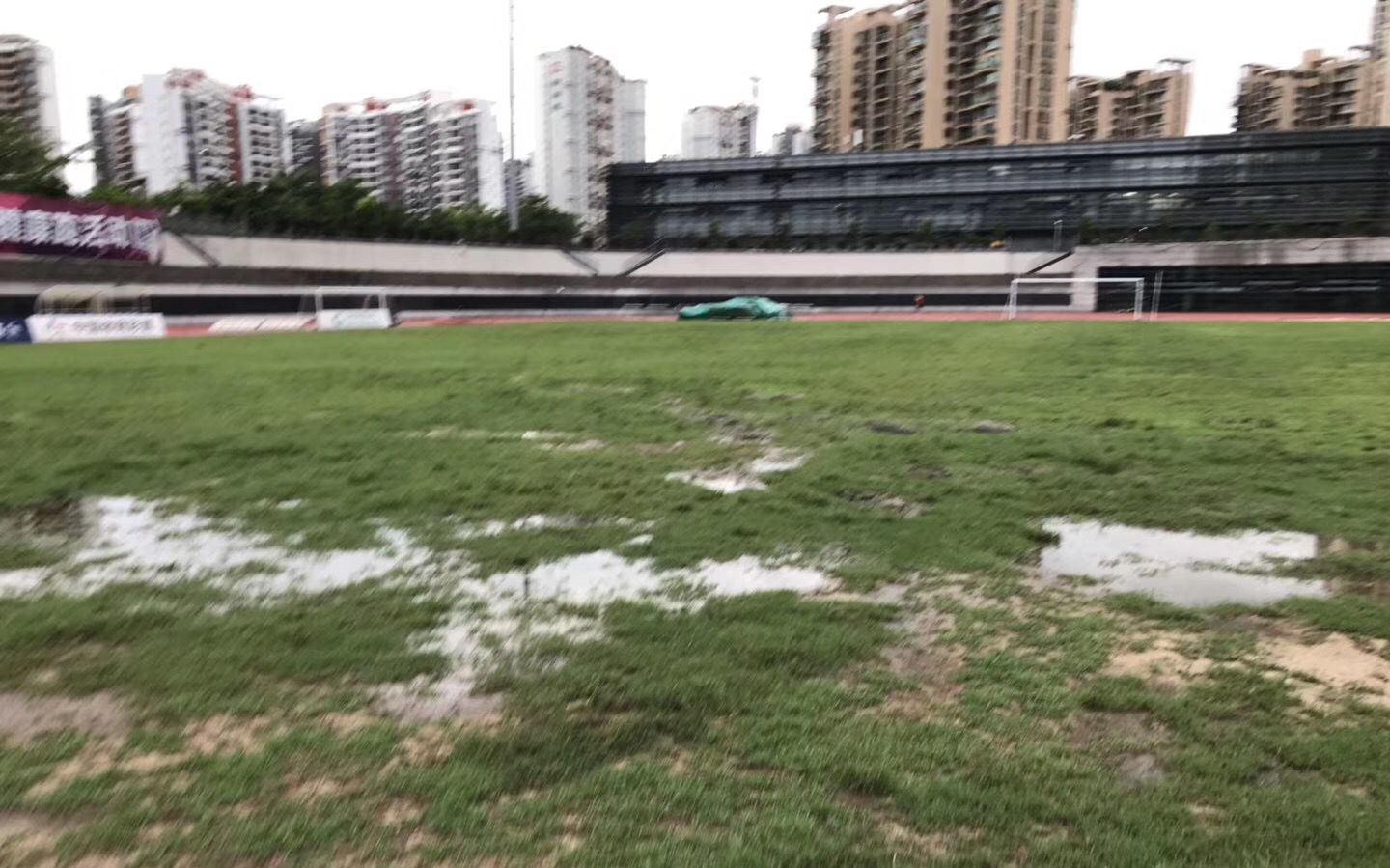 bob半岛官网活久见！人和保级战摸黑踩场黑衣人监视不让上草皮(图1)