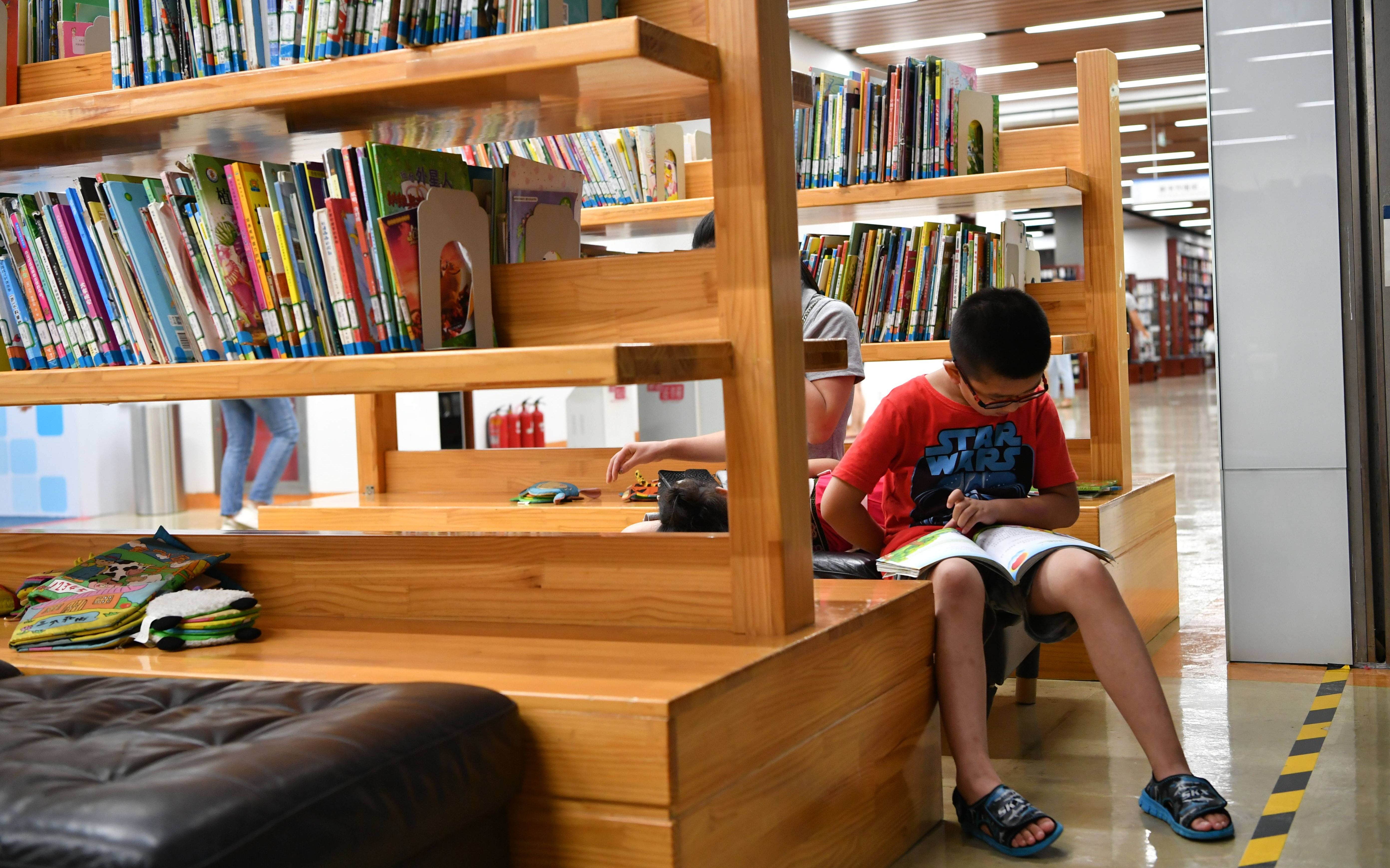 남자 여자 도서관에서 책을 읽다 사진 무료 다운로드 - Lovepik