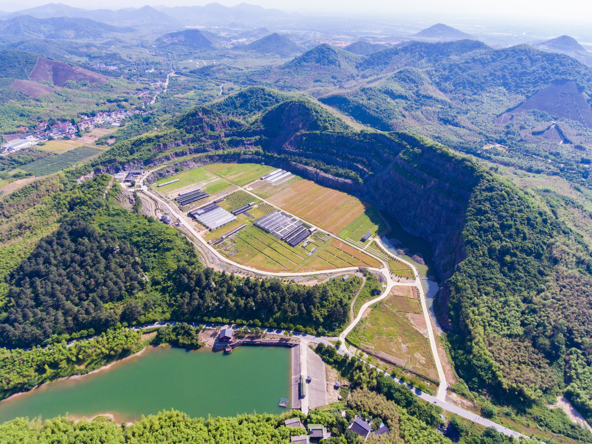 "绿水青山就是金山银山"发展样本 :余村的后矿山时代