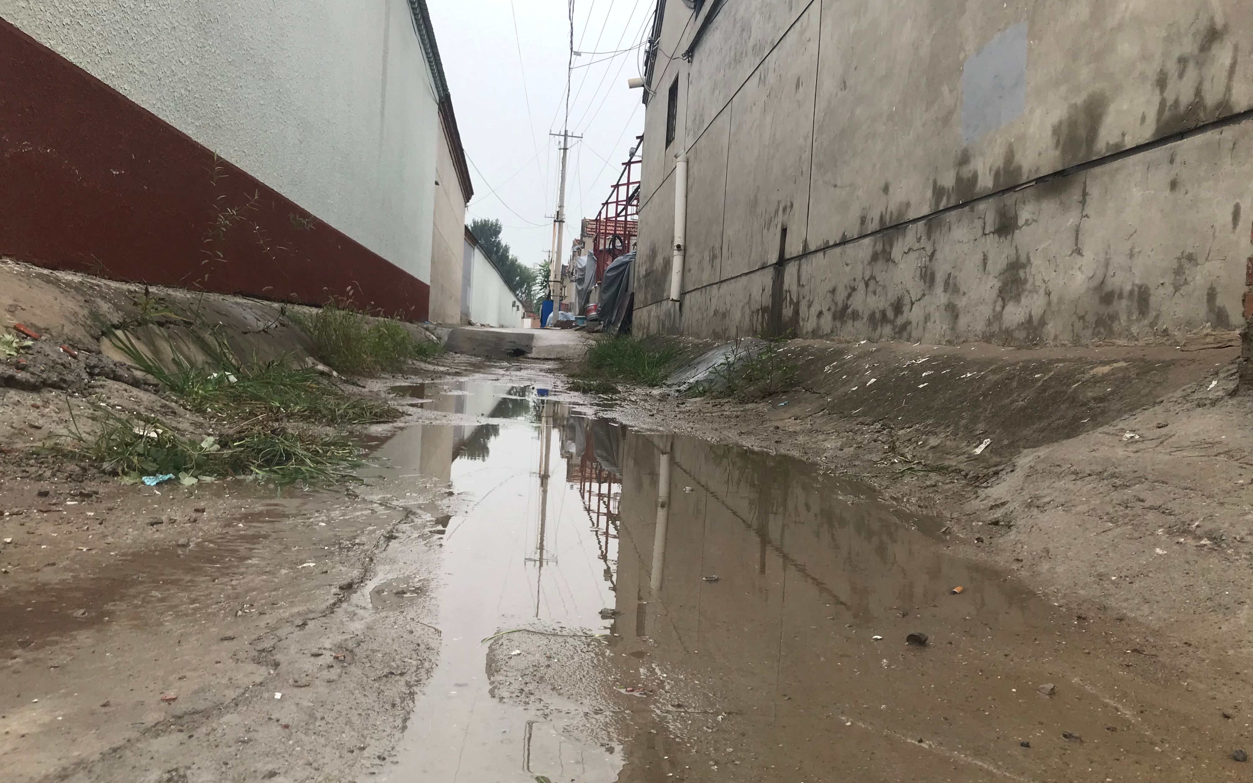 由于两边房高,路面低洼处一下雨就容易有积水.新京报记者 曹晶瑞 摄
