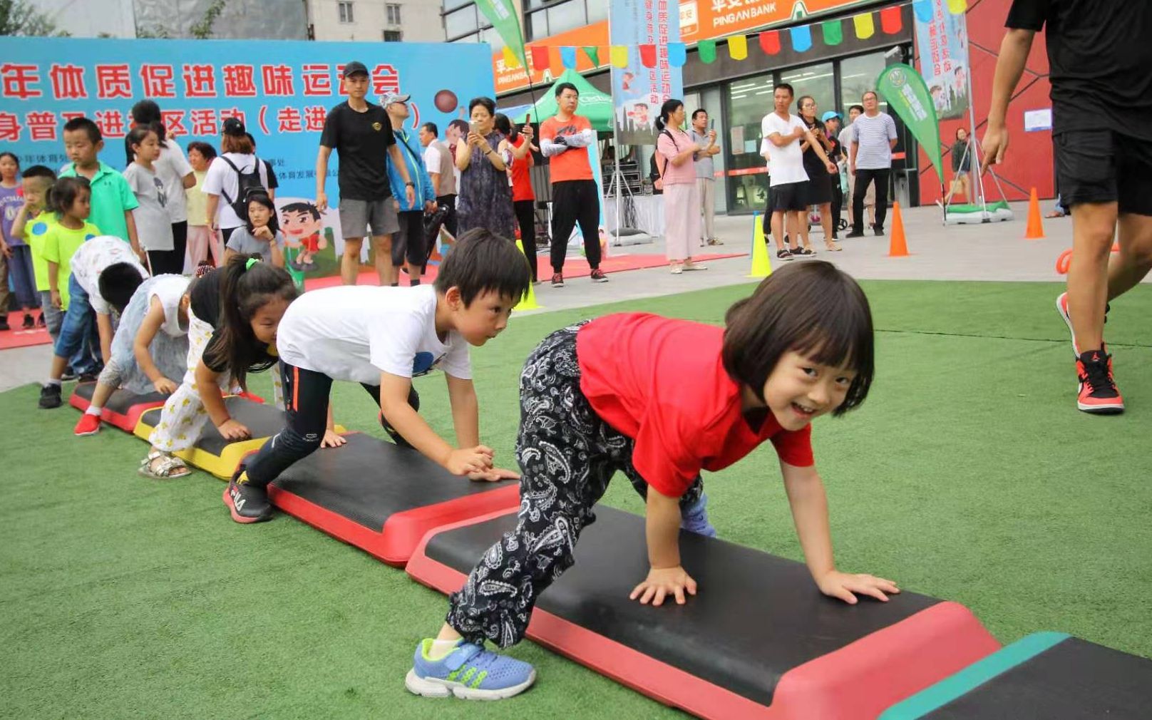 市青少年趣味運動會舉辦家長與孩子共同參與