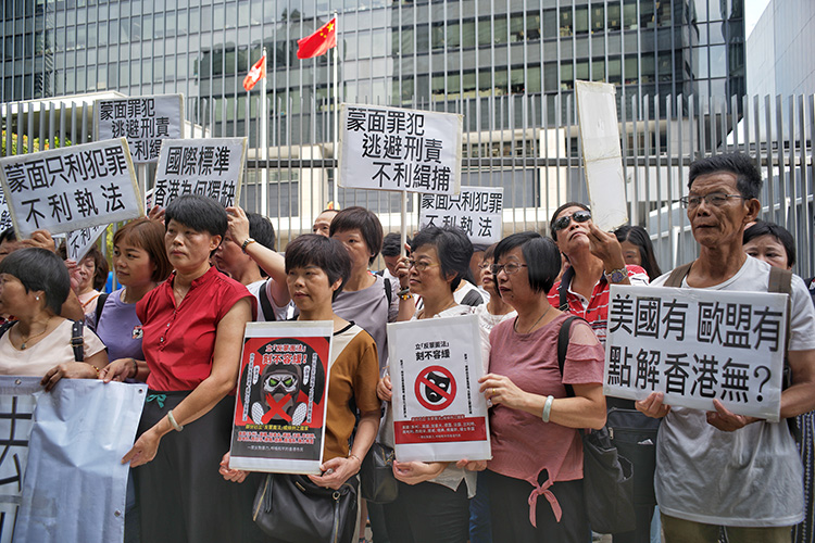 请愿示威中，香港市民拉起“尽快订立禁蒙面法，保障和平集会权利”横幅，并举着“蒙面只利犯罪，不利执法”、“国际标准香港为何独缺”、“蒙面犯罪逃避刑责，不利缉捕”等字牌。