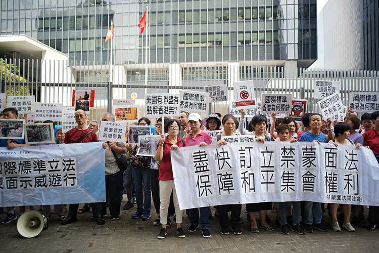 8月28日上午，香港民间团体“政中香港人”在香港特别行政区政府总部门前请愿示威，要求“跟随国际标准立法，禁止蒙面示威游行”。